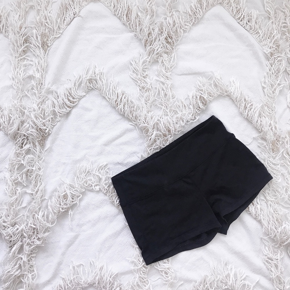 ARITZIA TNA Low Rise 2” Biker Shorts 💕💕